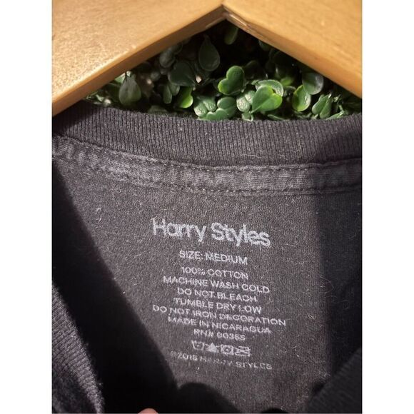 Harry Styles GUITAR Tee MEDIUM LIVE ON TOUR 2018! ORIGINAL CONCERT MERCH! - Picture 2 of 3